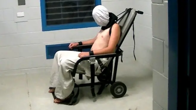 オーストラリア北部特別地域（準州）の少年拘置施設で、収容された少年たちがいすに縛りつけられたり、催涙ガスを使われるなど、暴力的な扱いを受けていたことが明らかになった。