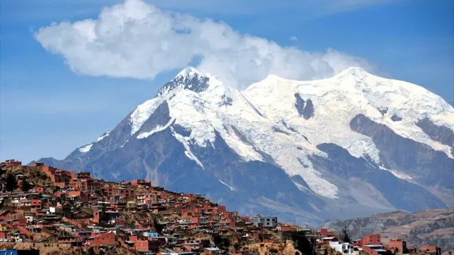 Según Patrick Ginot, uno de los glaciólogos del equipo, el Illimani se calentado 0,7ºC en los últimos 18 años.