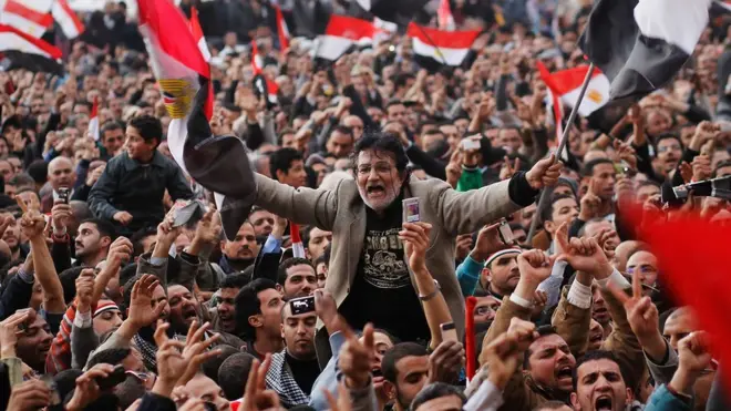 تمكن المصريون في ثورة 25 يناير من فرض إرادتهم وإجبار الرئيس السابق على التنحي عن السلطة