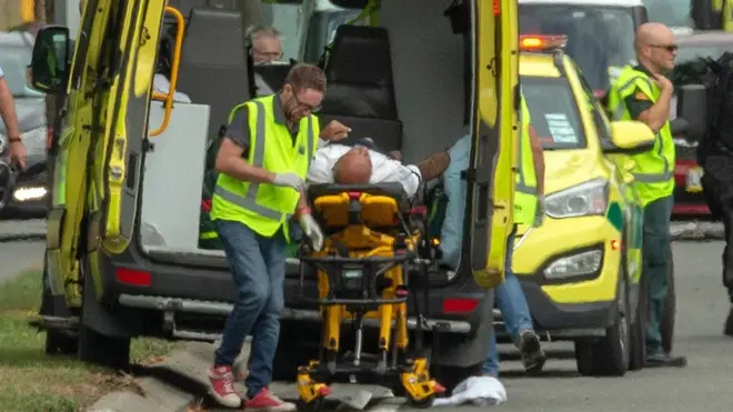 Hitna pomoć pomaže jednom od ranjenih u napadu u Krajstčerču