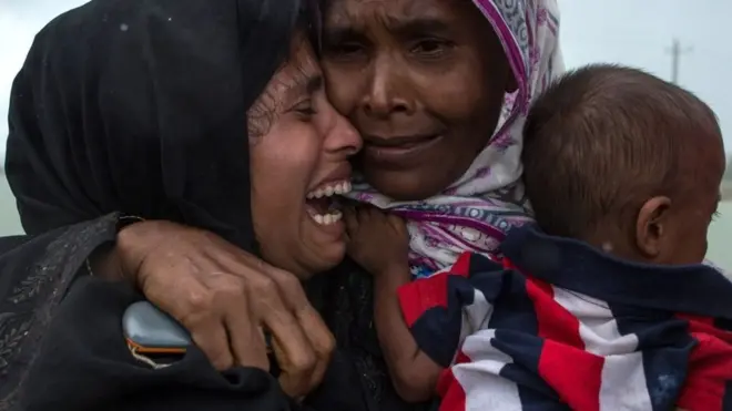 Keluarga Rohingya tidak mampu menahan emosi setelah terpisah dan bertemu kembali di wilayah Whaikhyang, Bangladesh, 8 September 2017.