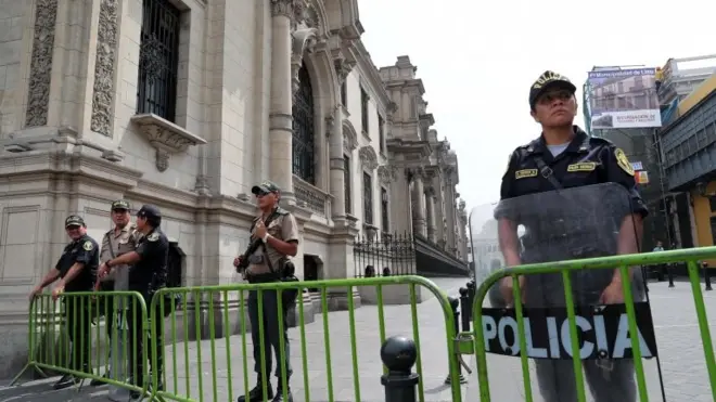 El palacio de gobierno amaneció fuertemente custodiado por la policía.