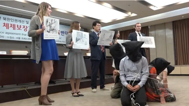 북한인권연대 인원들과 실제 탈북민들이 'Save my brother!' 퍼포먼스를 진행하고 있다