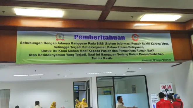 Spanduk yang dipasang di lobi RS Dharmais pada Senin (15/05) siang.