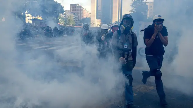 2017年，委内瑞拉爆发广泛的要求马杜罗辞职的抗议，马杜罗发起残酷镇压。