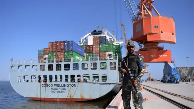 کارګران د یوه سړک پر جوړولو بوخت و، چې وسله والو پرې برید کړی دی