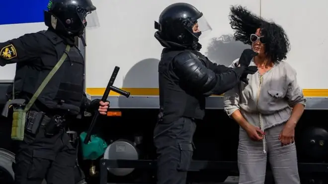 Силовики задерживают не только протестующих мужчин, но и женщин.