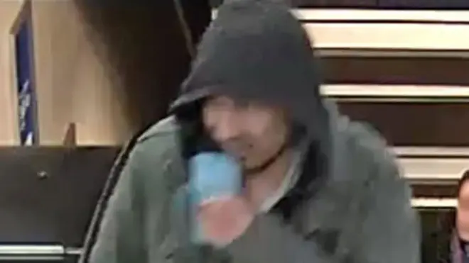 Ранее полиция сообщила, подозреваемый получил отказ на предоставление вида на жительство, после чего его разыскивали иммиграционные власти