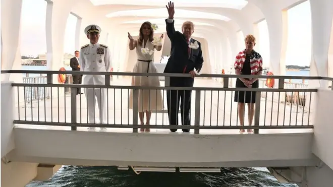 Tổng thống Trump và đệ nhất phu nhân Melania thả hoa tại Đài tưởng niệm USS Arizona ở Trân Châu Cảng, Hawaii