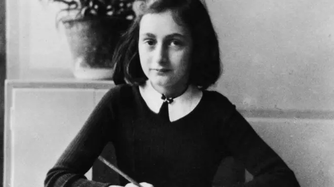 Anne Frank'ın savaş sırasında tuttuğu günlük, ölümünün ardından yayınlandı.