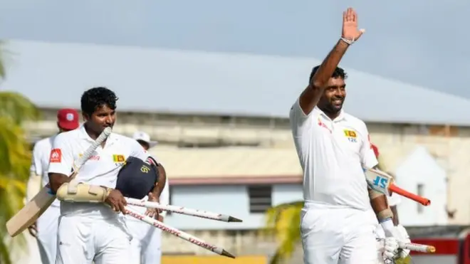 කුසල් ජනිත් පෙරේරා (වම පසින්) සහ දිල්රුවන් පෙරේරා