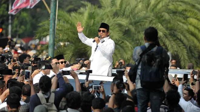 Calon presiden Prabowo Subianto menemui pendukungnya setelah mendaftarkan diri di Komisi Pemilihan Umum (KPU) pada 10 Agustus 2018.