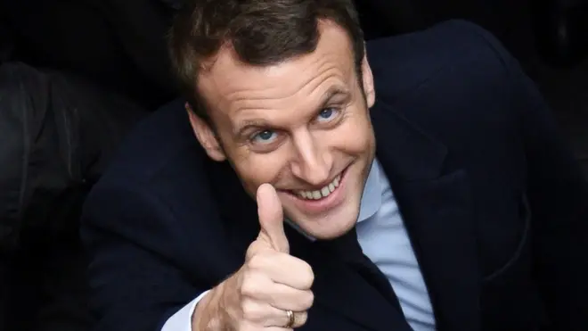 Согласно первым прогнозам, Эммануэль Макрон набирает 65,5% голосов