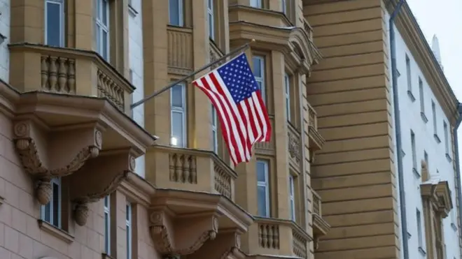 ඇමරිකාව ගත් පියවරට එකට එක කිරීමක් ලෙස ඇමරිකානු රාජ්‍යතාන්ත්‍රිකයන් නෙරපාහරින බව රුසියානු විදේශ අමාත්‍ය සර්ගෙයි ලව්රොව් රුපවාහිනිය ඔස්සේ නිවේදනය කළේය