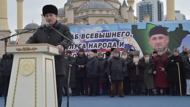 Министр МВД - верный соратник главы Чечни. На фото: Руслан Алханов выступает на митинге в поддержку Рамзана Кадырова