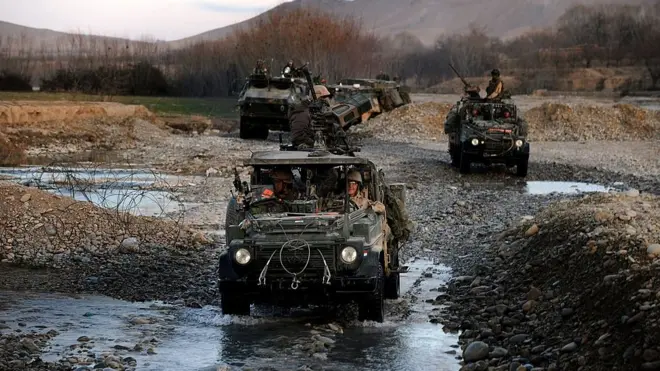 د ۲۰۱۰ کال دې تصویر کې نېدرلنډ ځواکونه په روزګان کې د ګزمې په حال کې لیدل کېږي.