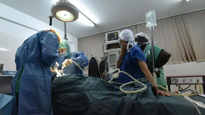 Un patient dans une salle d'opération d'une clinique privée d'Abidjan (illustration).