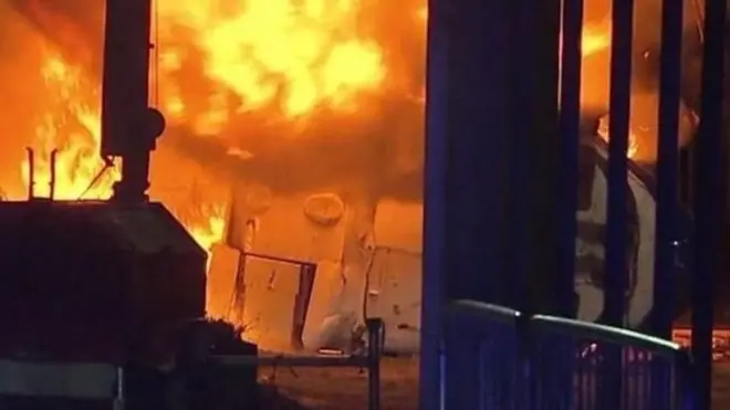 بالفيديو: تحطم طائرة مالك نادي ليستر سيتي الإنجليزي خارج الملعب