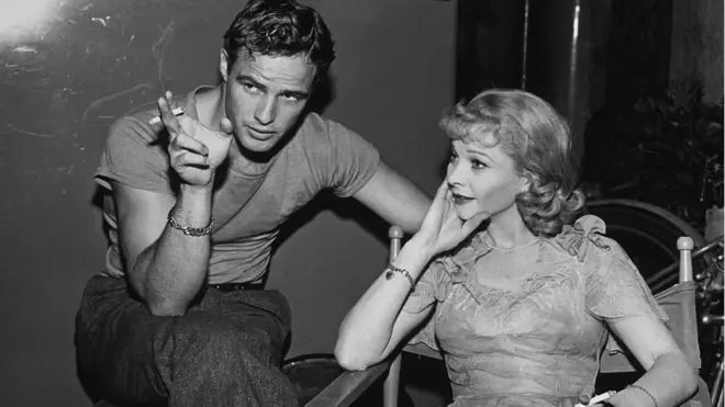 Marlon Brando adalah satu dari sedikit aktor Hollywood yang digilai penggemar film perempuan karena ketampanan dan personanya.