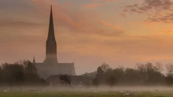 Газета особо обращает внимание на знаменитый собор в Солсбери