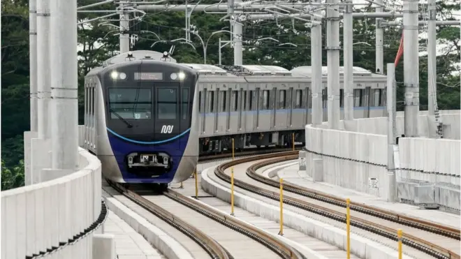 Tak lama setelah membuka koridor I untuk publik, MRT melanjutkan pengerjaan koridor II yang membentang dari Bundaran HI ke Jakarta Kota.