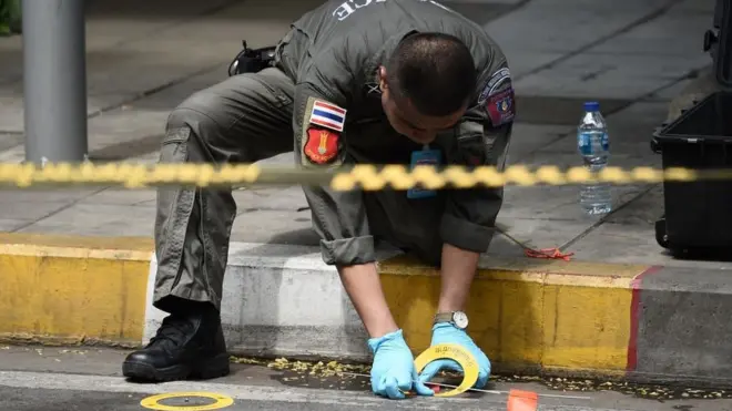 เจ้าหน้าที่เก็บหลักฐานหนึ่งในจุดที่เกิดเหตุระเบิดในกรุงเทพฯ เมื่อ 2 ส.ค. 2562