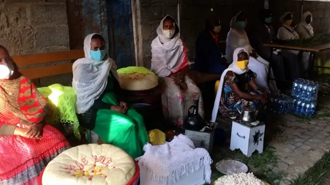 መረጻ ትግራይ፡ ሎሚ ረቡዕ 4 ጳጉሜ፡ ህዝቢ ካብ ወጋሕታ ጀሚሩ ድምጹ ንምሃብ ናብ ጣብያታት መረጻ ክውሕዝ ተራእዩ። ንመምርሒታት ምክልኻል ኮሮናቫይረስን ብኣፈጸምቲ መረጻ ዝወሃብ ሓበሬታን ብምኽባር'ውን ድምጹ ይህብ ኣሎ።