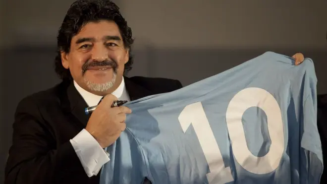 حجب نادي نابولي الإيطالي رقم 10 تكريما للنجم الأرجنتيني دييغو أرماندو مارادونا