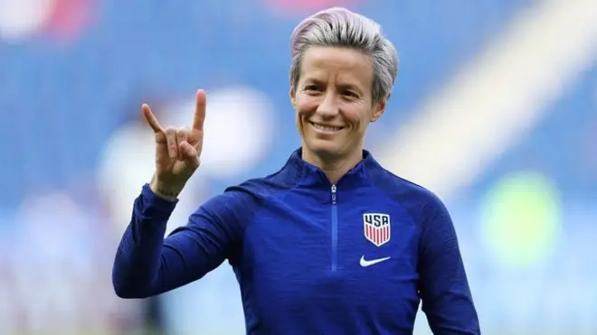 美国队球星梅根·拉皮诺是女子足球运动当中公开出柜的球员之一，而女足在LGBT的包容度上要远高于男足。