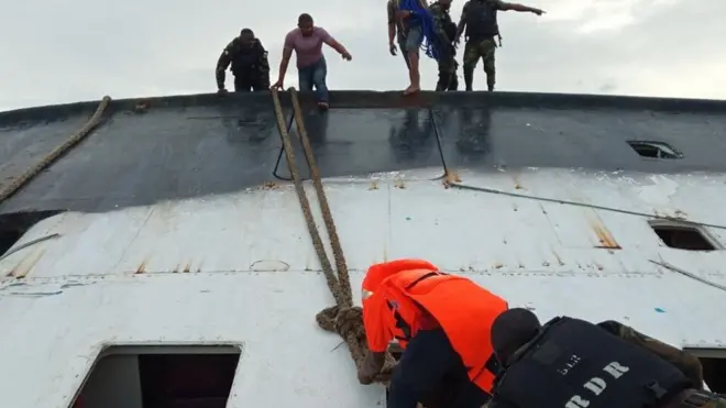 Pesin dey clib side of boat for rope