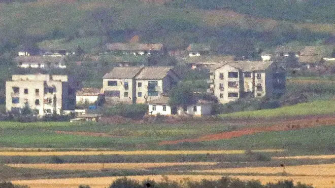 지난달 30일 경기도 파주 오두산통일전망대에서 바라본 북한 황해북도 개풍군 일대가 한산한 모습을 보이고 있다