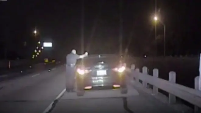 سيارة مسرعة تصدم رجل شرطة أثناء قيامه بفحص روتيني لسيارة اخرى متوقفة.