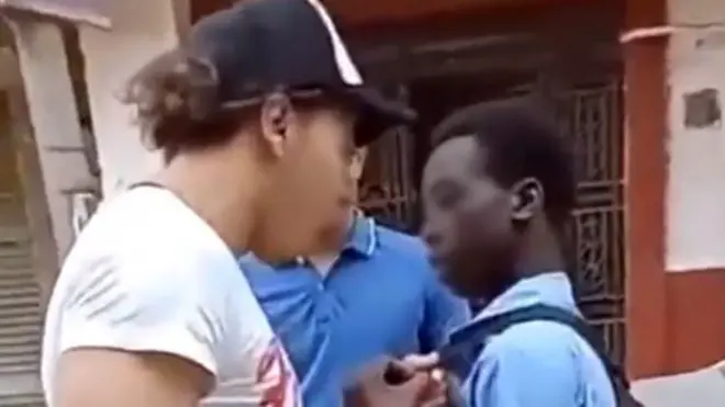 حالة غضب في مصر بعد انتشار مقطع فيديو يظهر سخرية و"تنمر" شابين على طالب أفريقي من أصحاب البشرة السمراء