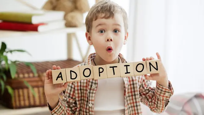 طفل يحمل ورقة كتب عليها تنبي