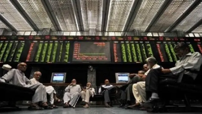 جمعرات کو پاکستان کے بازارِ حصص میں دن کا آغاز 502 پوائنٹس کے اضافے سے ہوا مگر جب لائن آف کنٹرول پر فائرنگ کی خبر آئی تو دیکھتے ہی دیکھتے انڈیکس 502 پوائنٹس نیچے آ گئی