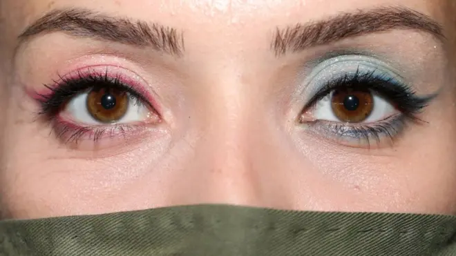 Kozmetik, pandemiye rağmen büyüyen sektörlerden biri. Kozmetik sektörünün Türkiye'de de dünyada da büyümesinin en büyük nedenlerinden biri ise sosyal medya. Kozmetik sektörünü Türkiye'deki diğer sektörlere göre farklı kılan etmenlerden biri de ithalat azalırken ihracatın artması.