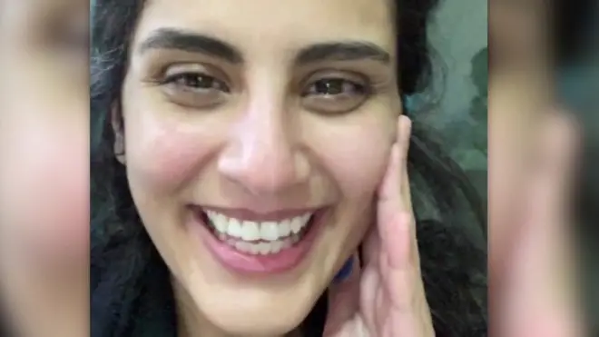 صورة لجين الهذلول تضحك وعيناها تدمعان