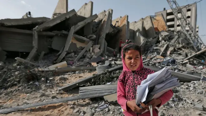 Дівчинка біля руїн