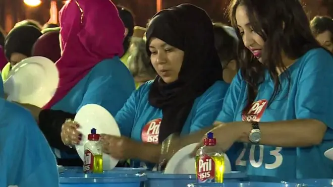 الجزائر تدخل موسوعة غينيس في غسل الأطباق