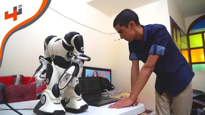 طالب مغربي يطور روبوتاً متفاعلاً بإمكانيات محدودة