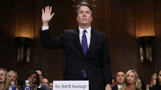Yargıç Brett Kavanaugh yemin için elini kaldırıyor