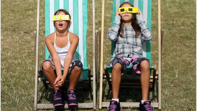 Niños mirando un eclipse
