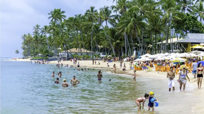 Sol intenso e calor podem provocar insolação, queimadurascasino mrgreenpele e desidratação | Foto: Getty Images