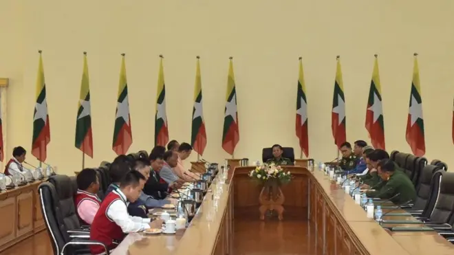 ပြီးခဲ့တဲ့ ဇူလိုင်လတုန်းက မိုင်းလားနဲ့ ၀"အဖွဲ့ တွေကို ကာကွယ်ရေး ဦးစီးချုပ်က လက်ခံတွေ့ဆုံပုံ