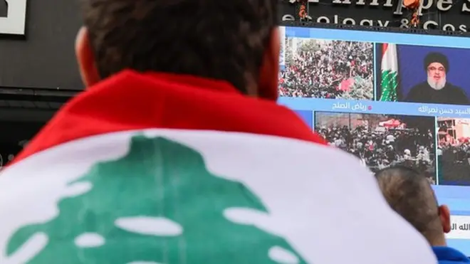 لبنانيون يتابعون خطاب حسن نصر الله عبر شاشة