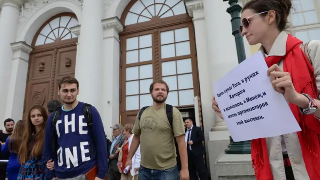 В августе активисты движения "Божья воля" попытались устроить погром на выставке "Скульптуры, которых мы не видим" в Манеже, объяснив свои действия тем, что экспозиция якобы оскорбляла чувства верующих.