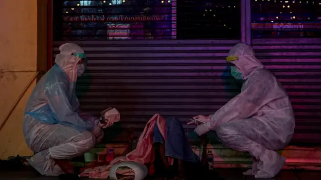 เจ้าหน้าที่ศูนย์บริการการแพทย์ฉุกเฉินกรุงเทพมหานคร (ศูนย์เอราวัณ) สำนักการแพทย์ ให้การช่วยเหลือคนไร้บ้านหญิงคนหนึ่ง ที่นอนป่วยและไม่สามารถช่วยเหลือตัวเองได้บริเวณริมถนนราชดำเนินกลาง หลังได้รับแจ้งจากอาสาสมัครมูลนิธิอิสรชน โดยได้ตรวจสอบอาการเบื้องต้นก่อนส่งต่อเพื่อรับการรักษาที่โรงพยาบาลกลาง เมื่อช่วงหัวค่ำวันที่ 24 ก.ค. 2564