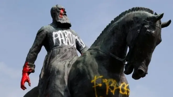 Kral 2. Filip'in heykelleri, "Siyahların Hayatı Değerlidir" protestolarında tahrip edilmişti