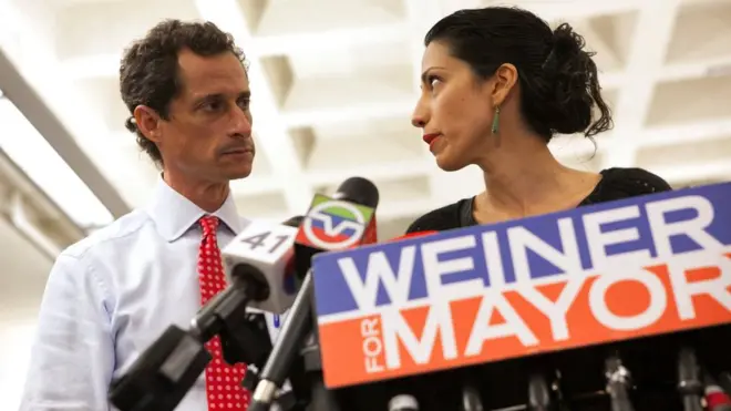 Durante la candidatura de Anthony Weiner a alcalde de Nueva York explotó el segundo escándalo sexual. Su esposa, Huma Abedin, lo respaldó públicamente.