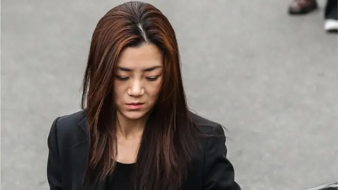 '물벼락 갑질'로 물의를 일으킨 조현민 전 대한항공 전무(35)가 1일 오전 서울 강서경찰서에서 피의자 신분으로 출석하고 있다